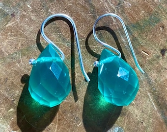 Orecchini a goccia sfaccettati di luce verde smeraldo da 18 mm fatti a mano in argento sterling e ossidiana di vetro artistico vibrante opalescente latteo tagliato a mano