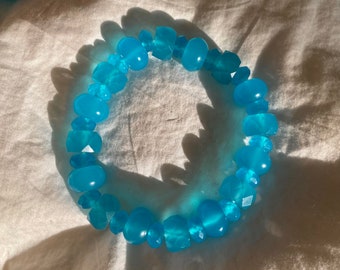 La perfezione in un braccialetto elastico luce blu acqua - Perle di vetro artistico tagliate a mano, opalescenti, lattiginose