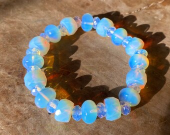 Braccialetto elasticizzato in opalite di alta qualità fatto a mano - Perle di opale di vetro artistico con taglio a mano vibrante opalescente latteo