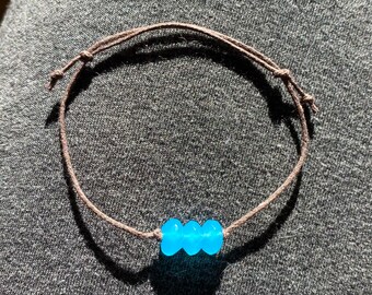 Bracciale Luce Blu - Perline di vetro artistico tagliate a mano, opalescenti, lattiginose, su cordoncino di cotone scorrevole e regolabile