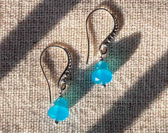 Orecchini granulati di luce blu fatti a mano in argento sterling e ossidiana di vetro artistico vibrante opalescente latteo tagliato a mano