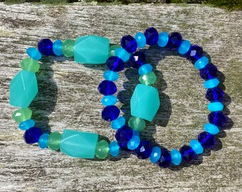 Coppia di bracciali elasticizzati in cristallo tropicale acqua, blu, verde chiaro e cobalto - Perline di vetro artistico con pepite sfaccettate opalescenti lattiginose tagliate a mano