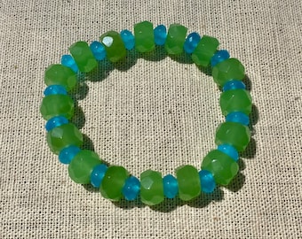Bracciale elasticizzato con luce verde e blu - Perline di vetro artistico tagliate a mano, opalescenti lattiginose