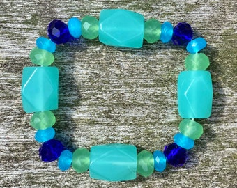 Bracciale elasticizzato con luce tropicale acqua, blu e verde - Perle di vetro artistico sfaccettato sfaccettato, opalescente latteo, con cristallo di cobalto
