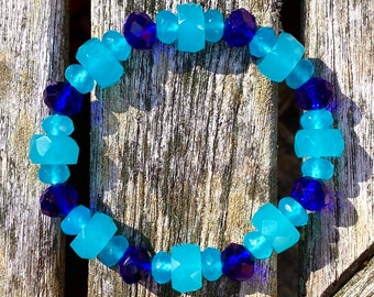 Bracciale elasticizzato in cristallo di luce blu e cobalto - Perline di vetro artistico tagliate a mano, opalescenti lattiginose