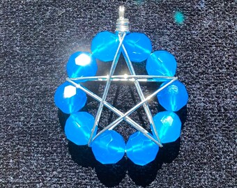 Amuleto di pentacolo di luce blu in argento sterling e ossidiana di vetro artistico intagliato a mano vibrante opalescente latteo