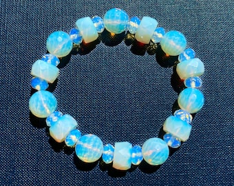 Braccialetto elasticizzato in opalite di alta qualità fatto a mano - Perle di opale di vetro artistico con taglio a mano vibrante opalescente latteo