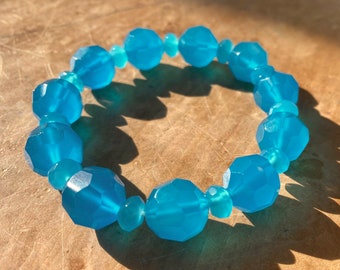 Bracciale elasticizzato con luce blu da 14 mm - Perline di vetro artistico tagliate a mano, opalescenti lattiginose