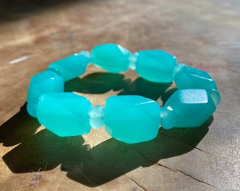 Bracciale elasticizzato tropicale Aqua Light - Perle di vetro artistico con pepite sfaccettate, vibranti, opalescenti, tagliate a mano