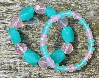 Bracciale elasticizzato tropicale acqua e rosa chiaro - Perle di vetro artistico con pepite sfaccettate, vibranti, opalescenti, tagliate a mano