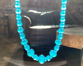 Collana di luce blu graduata in argento sterling e ossidiana in vetro artistico vibrante opalescente latteo tagliato a mano