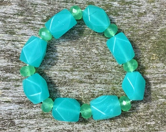 Bracciale elasticizzato tropicale acqua e luce verde - Perline di vetro artistico con pepite sfaccettate, vibranti, opalescenti, tagliate a mano