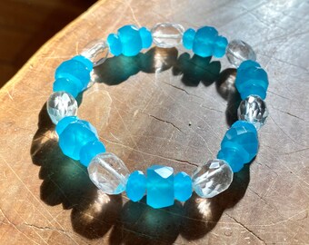 Bracciale elasticizzato blu e quarzo naturale sfaccettato - Perle di vetro artistico lavorate a lume opalescenti lattiginose