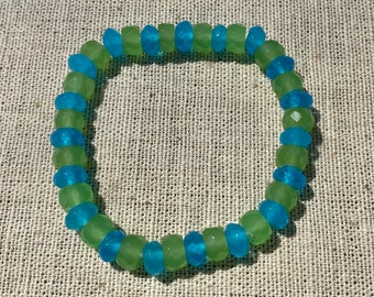 Bracciale elasticizzato con luce verde e blu - Perline di vetro artistico tagliate a mano, opalescenti lattiginose
