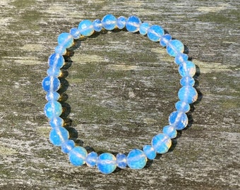 Bracciale elasticizzato in opalite sfaccettato di alta qualità fatto a mano da 8 mm - Perle di opale di vetro artistico vibrante opalescente latteo tagliato a mano