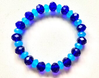 Bracciale elasticizzato in cristallo blu cobalto e luce con perline di vetro artistico tagliate a mano, opalescenti lattiginose