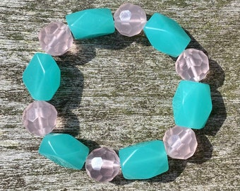 Bracciale elasticizzato tropicale acqua e rosa chiaro - Perle di vetro artistico con pepite sfaccettate, vibranti, opalescenti, tagliate a mano