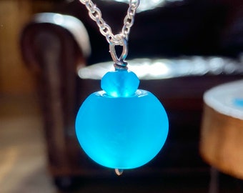 Ciondolo con luce blu Papa Bear in argento sterling e ossidiana in vetro artistico vibrante opalescente latteo tagliato a mano