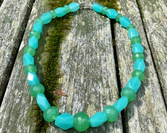 Bracciale elasticizzato tropicale acqua e luce verde - Perline di vetro artistico con pepite sfaccettate, vibranti, opalescenti, tagliate a mano