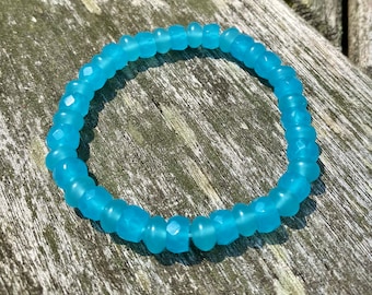 Bracciale elasticizzato con luce blu da 8 x 5 mm - Perline di vetro artistico tagliate a mano, opalescenti lattiginose