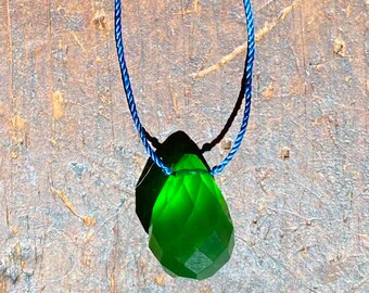 Collana con luce verde di colore peridoto o tsavorite vibrante - Ossidiana di vetro artistico tagliata a mano vibrante, seta pura, chiusura in argento sterling