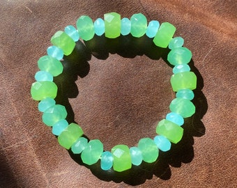 Bracciale elasticizzato con luce verde e blu - Perline di vetro artistico tagliate a mano, opalescenti lattiginose