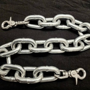 Puede incluir: Una cadena de plata con dos cierres. La cadena est&aacute; hecha de metal grueso y enlazado.