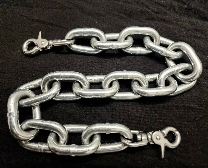 Puede incluir: Una cadena de plata con dos cierres. La cadena est&aacute; hecha de metal grueso y enlazado.