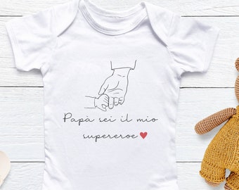 Idea regalo per la festa del papà, body per neonato con stampa personalizzata 'Papà sei il mio supereroe', papà che si tiene per mano, idea regalo per i neo papà