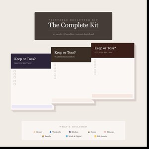 Op de afbeelding: Een printbare opruimset genaamd The Complete Kit met 41 kaarten en 8 bundels. Drie kaarten worden getoond met de tekst Keep or Toss? voor Make-up, Garderobe en Keuken edities. Een lijst met inbegrepen categorieën staat onderaan.