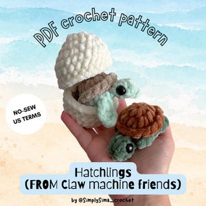 Puede incluir: Un patrón de ganchillo en PDF para tortugas de peluche, con una tortuga saliendo de un huevo blanco y otra al lado. El texto dice PDF crochet pattern, NO-SEW US TERMS, Hatchlings (FROM Claw machine friends) by @SimplySima_crochet.