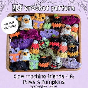 Könnte beinhalten: Eine Sammlung farbenfroher, gehäkelter Greifautomaten-Freunde, darunter Pfoten und Kürbisse, angeordnet in einem Holztablett. Das Bild enthält den Text "PDF crochet pattern" und "Claw machine friends 4.0: Paws & Pumpkins".
