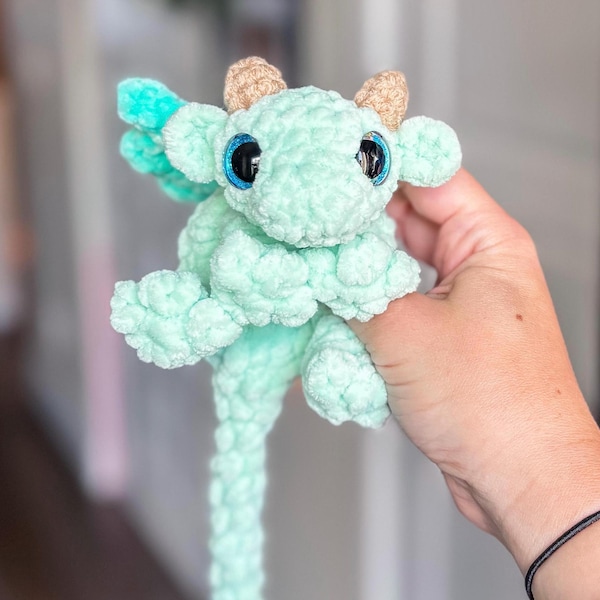 Un pequeño dragón bebé de peluche tejido a crochet, hecho a mano, colores personalizados, juguete amigurumi confeccionado con hilo de chenilla afelpado, cuerpo sin relleno