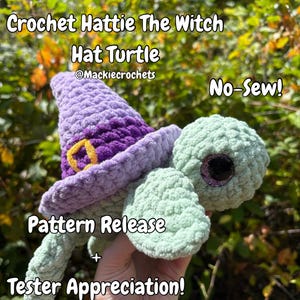 Puede incluir: Una tortuga de ganchillo con un sombrero de bruja morado con una hebilla amarilla. La tortuga es de color verde claro con ojos grandes y brillantes. El texto en la imagen dice "Crochet Hattie The Witch Hat Turtle" y "Pattern Release + Tester Appreciation!"