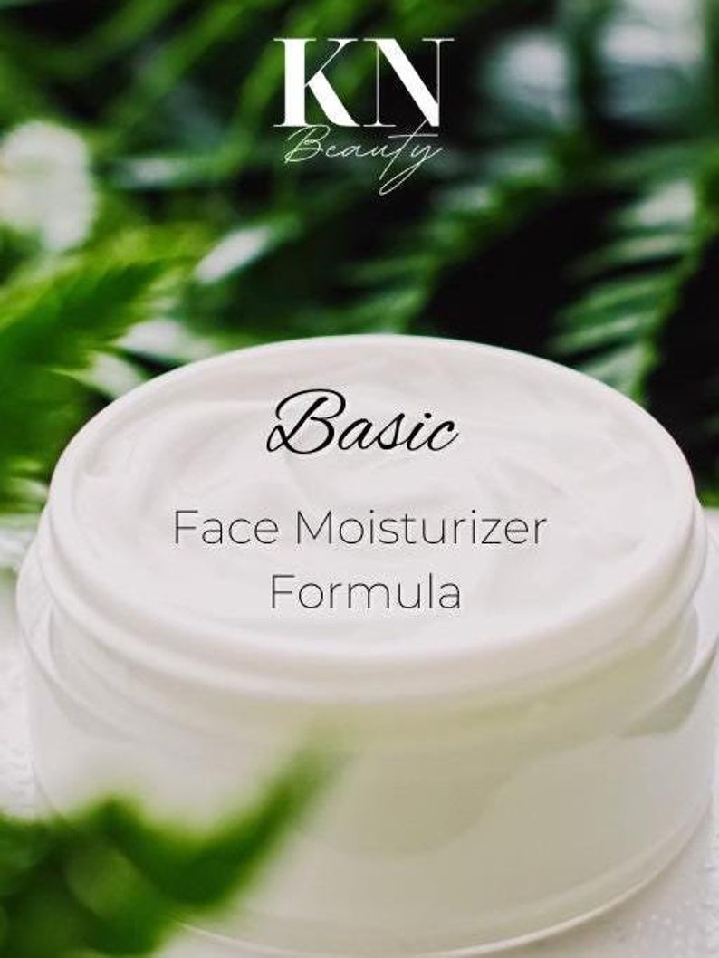 以下が含まれることがあります： 白い蓋が付いた白い瓶に白いクリームが入っています。瓶には「Basic Face Moisturizer Formula」と書いてあります。