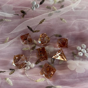 Handgefertigte Sharp Edge D&D Würfel, 7-teiliges Set - Harz-Würfel mit roten Tintentropfen, goldenen Zahlen - Blutspritzer