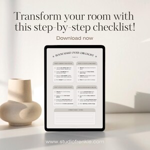 Op de afbeelding: Een digitale checklist op een tabletscherm met de titel "Room Makeover Checklist" met stappen voor het plannen en decoreren van een kamer. De checklist bevat stappen zoals "Definieer je stijl", "Schoonmaken & Organiseren", "Plan je indeling" en "Inrichting & Decor".