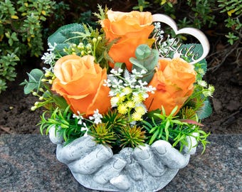Grabgesteck auf Schale in Handform Grabschmuck Gesteck 18cm, Rosen, Kunstgesteck Gips