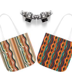 Pode incluir: Duas sacolas de compras com padr&otilde;es abstratos coloridos diferentes. Uma sacola tem um padr&atilde;o listrado com ondas laranja, verde e azul. A outra sacola tem um padr&atilde;o ondulado com ondas laranja, vermelho, amarelo e azul.