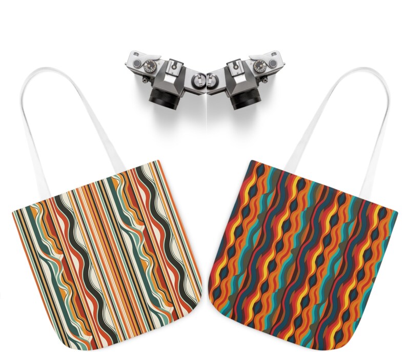 Pode incluir: Duas sacolas de compras com padr&otilde;es abstratos coloridos diferentes. Uma sacola tem um padr&atilde;o listrado com ondas laranja, verde e azul. A outra sacola tem um padr&atilde;o ondulado com ondas laranja, vermelho, amarelo e azul.