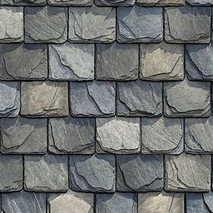 Puede incluir: Primer plano de un patrón de tejas de pizarra gris. Las tejas son rectangulares con bordes ligeramente irregulares, creando una superficie texturizada. El color varía de gris claro a oscuro, con algunos tonos marrones.