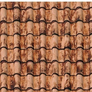 Könnte beinhalten: Nahaufnahme eines verwitterten Terrakotta-Ziegeldachs. Die gebogenen Ziegel sind in überlappenden Reihen angeordnet und bilden ein sich wiederholendes Muster. Die Farbe ist ein warmer, erdiger Ton mit dunkleren Bereichen, die auf Alterung und Verwitterung hindeuten.