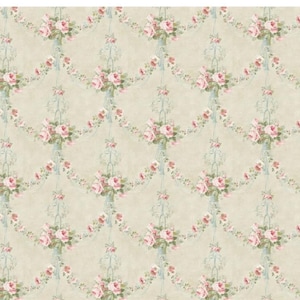 Könnte beinhalten: Ein sich wiederholendes Muster aus rosa Rosen und Knospen, angeordnet in einem vertikalen Girlanden-Design. Die Rosen sind vor einem cremefarbenen Hintergrund mit einem dezenten, strukturierten Aussehen platziert. Hellblaue Bänder und dekorative Elemente akzentuieren das Blumenarrangement.