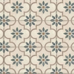 Może przedstawiać: Powtarzający się wzór kremowych płytek z kwiatowym wzorem. Każda płytka ma centralny kwiat z niebiesko-zielonymi płatkami i brązowym środkiem, otoczony jasnobrązowym kształtem czterolistnej koniczyny. Płytki ułożone są w siatkę.