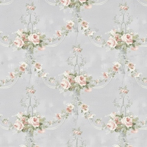Op de afbeelding: Een herhalend patroon van roze rozen en groene bladeren, gerangschikt in decoratieve boeketten en slingers op een lichtgrijze achtergrond. Het ontwerp bevat sierlijke, gestileerde elementen, waardoor een vintage bloemenbehang-esthetiek ontstaat.
