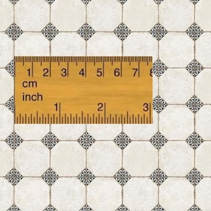 以下が含まれることがあります： 白と黒のパターンが施されたタイルシートと、長さ17.8cmの定規。定規にはインチとセンチメートルの目盛りがあります。