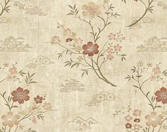 Puede incluir: Papel pintado con fondo beige y un patrón repetitivo de ramas de cerezo en flor de color rojo oscuro y rosa claro, nubes estilizadas y pequeñas estructuras arquitectónicas. El diseño incluye delicados motivos florales y tallos.