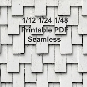 Op de afbeelding: Een naadloos wit shingles patroon met de tekst "1/12 1/24 1/48 Printable PDF Seamless". Het ontwerp heeft overlappende rechthoekige vormen, waardoor een gestructureerd, herhalend patroon ontstaat. De afbeelding is geschikt voor digitale achtergronden en knutselprojecten.