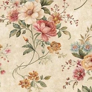 Op de afbeelding: Een vintage behang met een bloemenpatroon op een beige achtergrond en een verscheidenheid aan roze, perzikkleurige, gele en blauwe bloemen. De bloemen zijn gerangschikt in een herhalend patroon en worden omringd door groene bladeren.