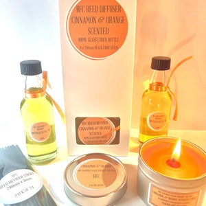 Peut inclure: Un ensemble de produits de parfum d'ambiance à la cannelle et à l'orange. L'ensemble comprend un diffuseur à bâtonnets, une bougie et un paquet de bâtonnets. La bouteille du diffuseur à bâtonnets est de 100 ml et est livrée avec 8 bâtonnets en fibres noires. La bougie pèse 100 grammes et est fabriquée à partir de cire de soja naturelle et vegan. Les bâtonnets mesurent 240 mm de long et 3 mm d'épaisseur. L'emballage est marqué du nom de la marque "BFC".